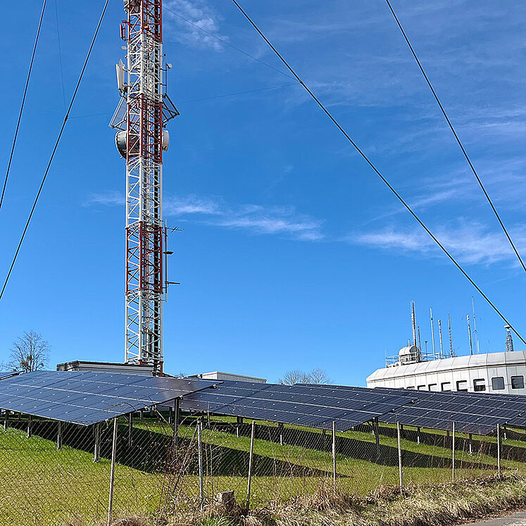 Sendemast mit PV-Modulen