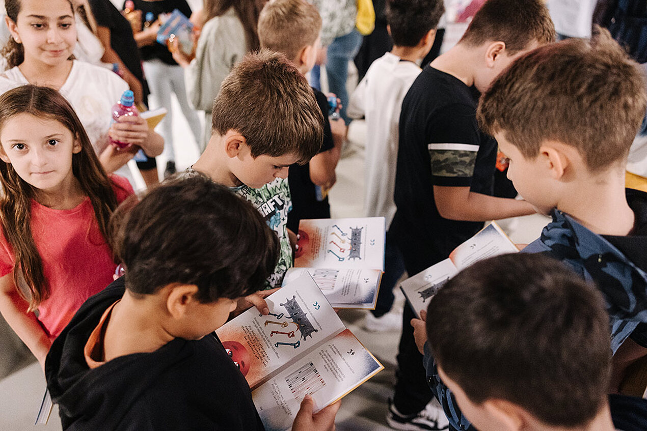 Kinder beim Lesen